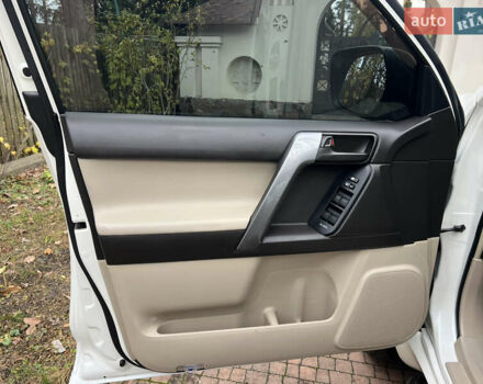 Белый Тойота Ленд Крузер Прадо, объемом двигателя 2.7 л и пробегом 228 тыс. км за 19950 $, фото 62 на Automoto.ua