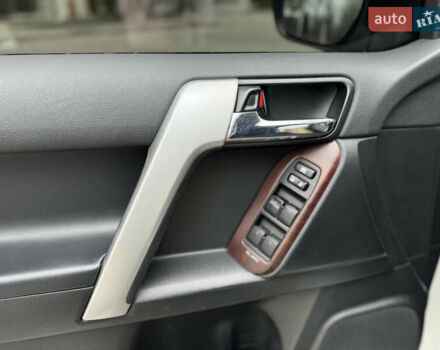 Белый Тойота Ленд Крузер Прадо, объемом двигателя 2.8 л и пробегом 280 тыс. км за 26999 $, фото 48 на Automoto.ua