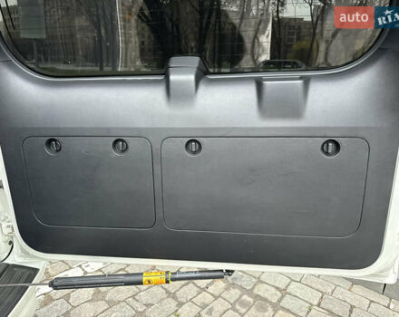 Белый Тойота Ленд Крузер Прадо, объемом двигателя 2.8 л и пробегом 280 тыс. км за 26999 $, фото 91 на Automoto.ua