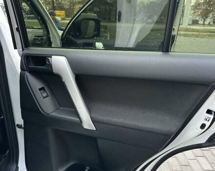 Белый Тойота Ленд Крузер Прадо, объемом двигателя 2.69 л и пробегом 153 тыс. км за 27900 $, фото 28 на Automoto.ua