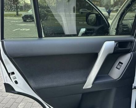 Белый Тойота Ленд Крузер Прадо, объемом двигателя 2.69 л и пробегом 153 тыс. км за 27900 $, фото 19 на Automoto.ua