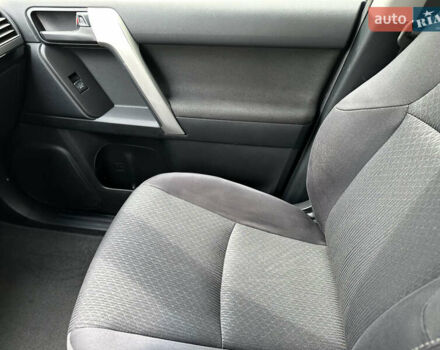 Белый Тойота Ленд Крузер Прадо, объемом двигателя 2.8 л и пробегом 77 тыс. км за 38500 $, фото 13 на Automoto.ua