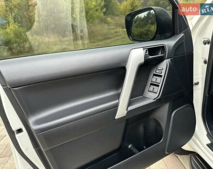 Белый Тойота Ленд Крузер Прадо, объемом двигателя 3.96 л и пробегом 131 тыс. км за 39900 $, фото 26 на Automoto.ua