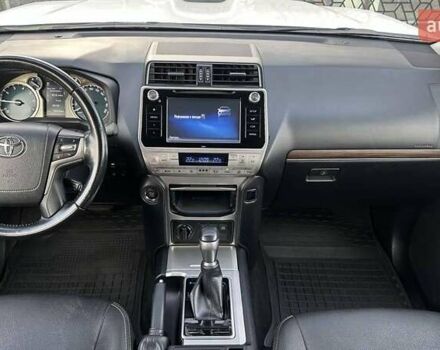 Білий Тойота Ленд Крузер Прадо, об'ємом двигуна 4 л та пробігом 90 тис. км за 39604 $, фото 7 на Automoto.ua