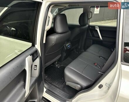 Белый Тойота Ленд Крузер Прадо, объемом двигателя 4 л и пробегом 119 тыс. км за 35450 $, фото 58 на Automoto.ua