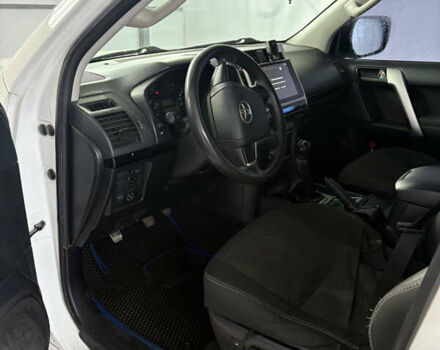 Белый Тойота Ленд Крузер Прадо, объемом двигателя 2.7 л и пробегом 300 тыс. км за 21000 $, фото 1 на Automoto.ua