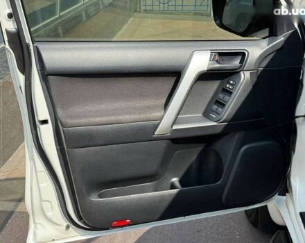 Белый Тойота Ленд Крузер Прадо, объемом двигателя 4 л и пробегом 119 тыс. км за 34950 $, фото 18 на Automoto.ua