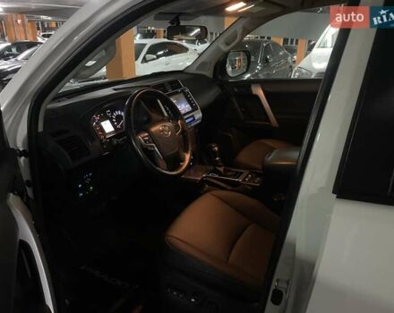 Белый Тойота Ленд Крузер Прадо, объемом двигателя 4 л и пробегом 69 тыс. км за 39900 $, фото 7 на Automoto.ua