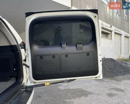 Белый Тойота Ленд Крузер Прадо, объемом двигателя 3.96 л и пробегом 103 тыс. км за 39500 $, фото 42 на Automoto.ua