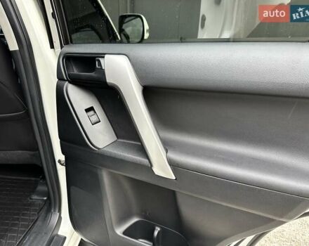 Белый Тойота Ленд Крузер Прадо, объемом двигателя 4 л и пробегом 119 тыс. км за 35450 $, фото 74 на Automoto.ua