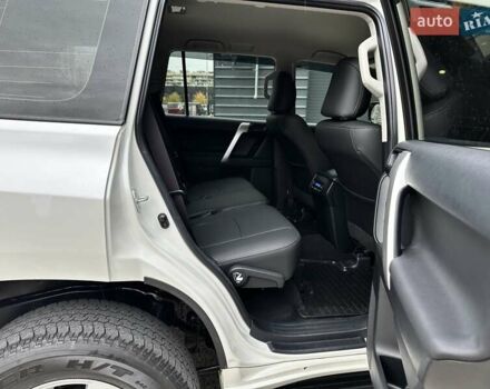 Белый Тойота Ленд Крузер Прадо, объемом двигателя 4 л и пробегом 119 тыс. км за 35450 $, фото 70 на Automoto.ua