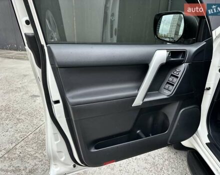 Белый Тойота Ленд Крузер Прадо, объемом двигателя 4 л и пробегом 119 тыс. км за 35450 $, фото 51 на Automoto.ua