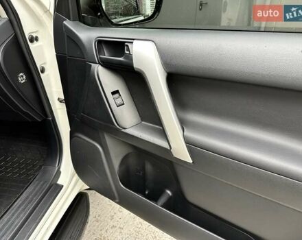 Белый Тойота Ленд Крузер Прадо, объемом двигателя 4 л и пробегом 119 тыс. км за 35450 $, фото 62 на Automoto.ua