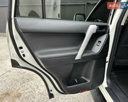 Белый Тойота Ленд Крузер Прадо, объемом двигателя 4 л и пробегом 119 тыс. км за 35450 $, фото 53 на Automoto.ua