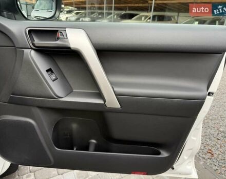 Белый Тойота Ленд Крузер Прадо, объемом двигателя 2.76 л и пробегом 141 тыс. км за 38500 $, фото 55 на Automoto.ua