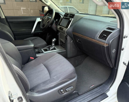 Білий Тойота Ленд Крузер Прадо, об'ємом двигуна 4 л та пробігом 175 тис. км за 34500 $, фото 13 на Automoto.ua