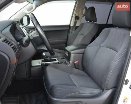 Белый Тойота Ленд Крузер Прадо, объемом двигателя 4 л и пробегом 140 тыс. км за 36500 $, фото 3 на Automoto.ua