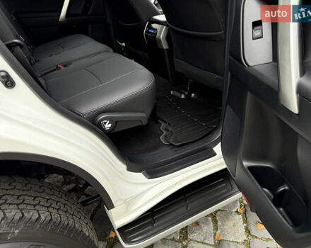 Белый Тойота Ленд Крузер Прадо, объемом двигателя 3.96 л и пробегом 50 тыс. км за 41999 $, фото 16 на Automoto.ua