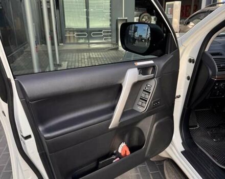 Белый Тойота Ленд Крузер Прадо, объемом двигателя 2.76 л и пробегом 130 тыс. км за 49599 $, фото 18 на Automoto.ua