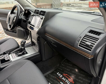 Белый Тойота Ленд Крузер Прадо, объемом двигателя 3.96 л и пробегом 50 тыс. км за 41999 $, фото 99 на Automoto.ua