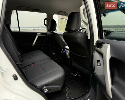 Белый Тойота Ленд Крузер Прадо, объемом двигателя 3.96 л и пробегом 50 тыс. км за 41999 $, фото 102 на Automoto.ua