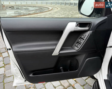 Белый Тойота Ленд Крузер Прадо, объемом двигателя 3.96 л и пробегом 50 тыс. км за 41999 $, фото 91 на Automoto.ua