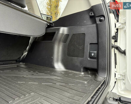 Белый Тойота Ленд Крузер Прадо, объемом двигателя 3.96 л и пробегом 50 тыс. км за 41999 $, фото 115 на Automoto.ua