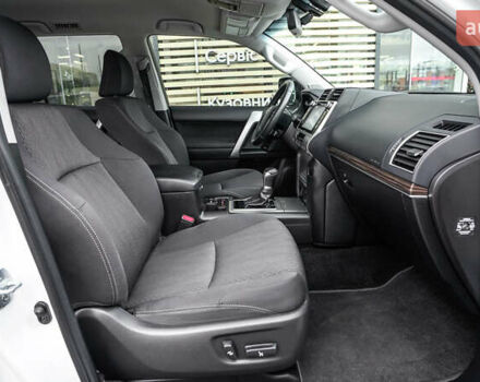 Белый Тойота Ленд Крузер Прадо, объемом двигателя 4 л и пробегом 28 тыс. км за 39990 $, фото 5 на Automoto.ua