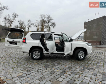 Белый Тойота Ленд Крузер Прадо, объемом двигателя 3.96 л и пробегом 50 тыс. км за 41999 $, фото 122 на Automoto.ua