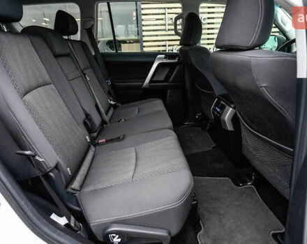 Белый Тойота Ленд Крузер Прадо, объемом двигателя 4 л и пробегом 28 тыс. км за 39990 $, фото 6 на Automoto.ua