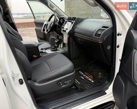 Белый Тойота Ленд Крузер Прадо, объемом двигателя 3.96 л и пробегом 50 тыс. км за 41999 $, фото 93 на Automoto.ua