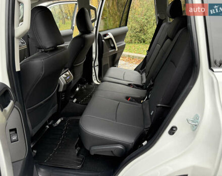 Белый Тойота Ленд Крузер Прадо, объемом двигателя 3.96 л и пробегом 50 тыс. км за 41999 $, фото 107 на Automoto.ua