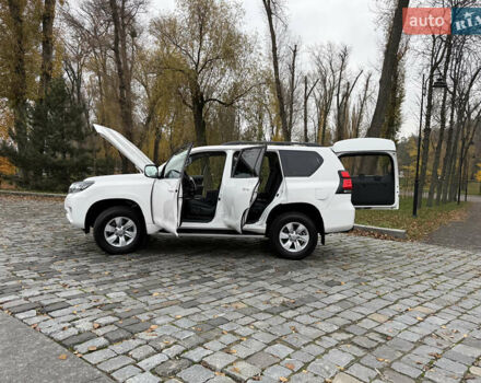 Белый Тойота Ленд Крузер Прадо, объемом двигателя 3.96 л и пробегом 50 тыс. км за 41999 $, фото 126 на Automoto.ua