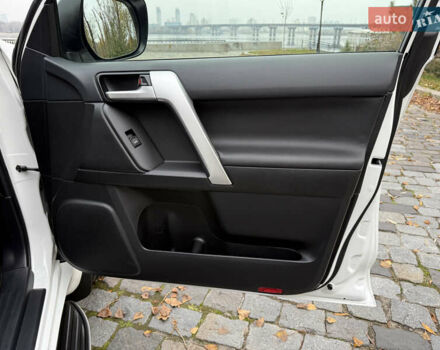 Белый Тойота Ленд Крузер Прадо, объемом двигателя 3.96 л и пробегом 50 тыс. км за 41999 $, фото 97 на Automoto.ua