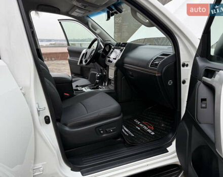 Белый Тойота Ленд Крузер Прадо, объемом двигателя 3.96 л и пробегом 50 тыс. км за 41999 $, фото 127 на Automoto.ua