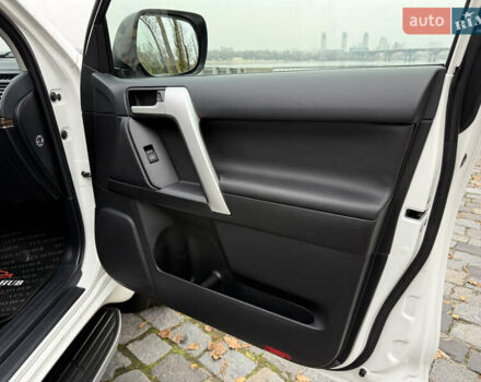 Белый Тойота Ленд Крузер Прадо, объемом двигателя 3.96 л и пробегом 50 тыс. км за 41999 $, фото 98 на Automoto.ua