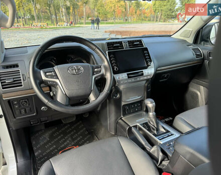 Белый Тойота Ленд Крузер Прадо, объемом двигателя 4 л и пробегом 22 тыс. км за 54999 $, фото 126 на Automoto.ua