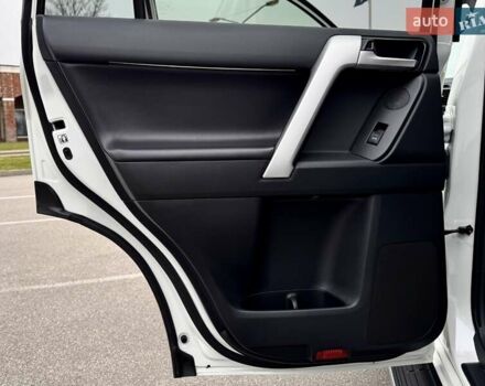 Белый Тойота Ленд Крузер Прадо, объемом двигателя 3.96 л и пробегом 43 тыс. км за 56500 $, фото 29 на Automoto.ua