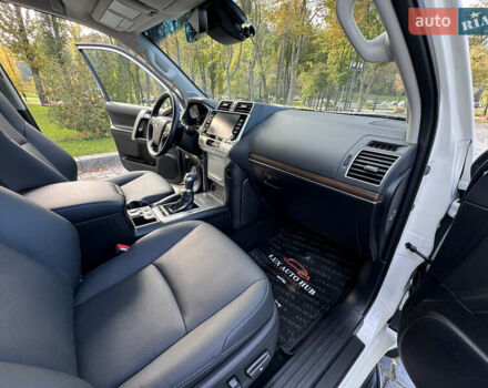 Белый Тойота Ленд Крузер Прадо, объемом двигателя 4 л и пробегом 22 тыс. км за 54999 $, фото 71 на Automoto.ua