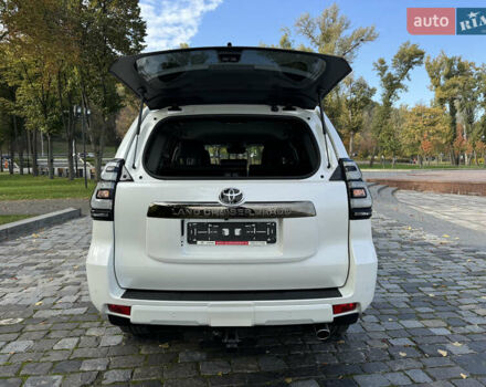 Белый Тойота Ленд Крузер Прадо, объемом двигателя 4 л и пробегом 22 тыс. км за 54999 $, фото 46 на Automoto.ua