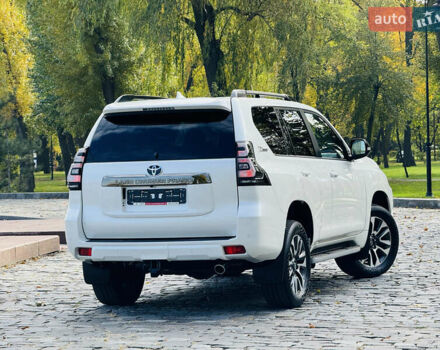Белый Тойота Ленд Крузер Прадо, объемом двигателя 4 л и пробегом 22 тыс. км за 54999 $, фото 184 на Automoto.ua