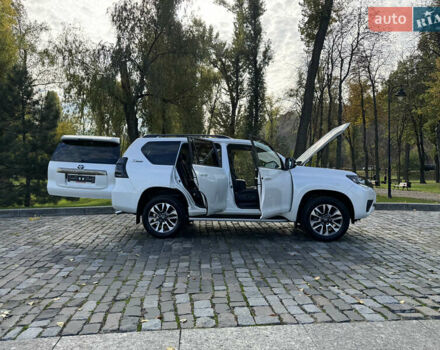 Белый Тойота Ленд Крузер Прадо, объемом двигателя 4 л и пробегом 22 тыс. км за 54999 $, фото 85 на Automoto.ua