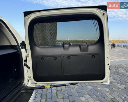 Белый Тойота Ленд Крузер Прадо, объемом двигателя 4 л и пробегом 22 тыс. км за 54999 $, фото 142 на Automoto.ua