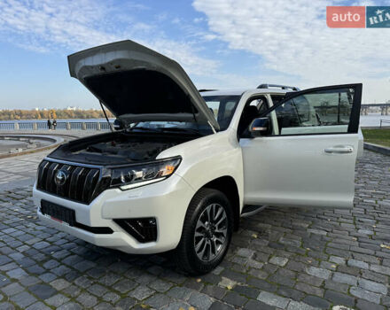 Белый Тойота Ленд Крузер Прадо, объемом двигателя 4 л и пробегом 22 тыс. км за 54999 $, фото 80 на Automoto.ua