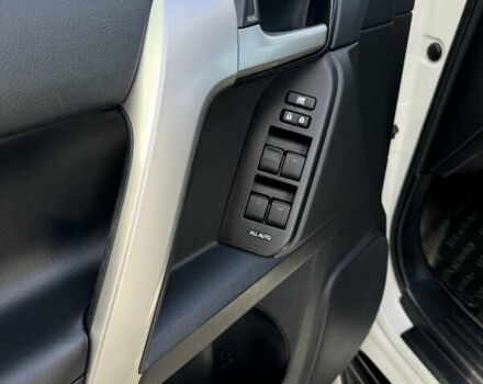 Белый Тойота Ленд Крузер Прадо, объемом двигателя 4 л и пробегом 22 тыс. км за 54999 $, фото 137 на Automoto.ua