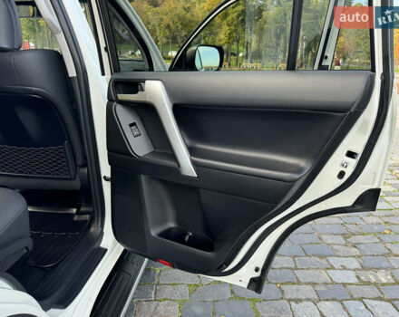 Белый Тойота Ленд Крузер Прадо, объемом двигателя 4 л и пробегом 22 тыс. км за 54999 $, фото 59 на Automoto.ua