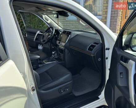 Белый Тойота Ленд Крузер Прадо, объемом двигателя 3.96 л и пробегом 80 тыс. км за 47500 $, фото 12 на Automoto.ua