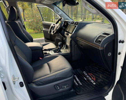 Белый Тойота Ленд Крузер Прадо, объемом двигателя 4 л и пробегом 22 тыс. км за 54999 $, фото 125 на Automoto.ua