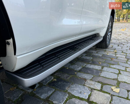 Белый Тойота Ленд Крузер Прадо, объемом двигателя 4 л и пробегом 22 тыс. км за 54999 $, фото 147 на Automoto.ua