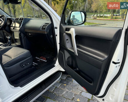 Белый Тойота Ленд Крузер Прадо, объемом двигателя 4 л и пробегом 22 тыс. км за 54999 $, фото 123 на Automoto.ua